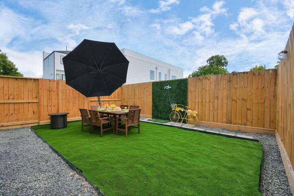 Blissful Getaway Home With Hot Tub & Backyard Near Downtown Houston Exterior foto